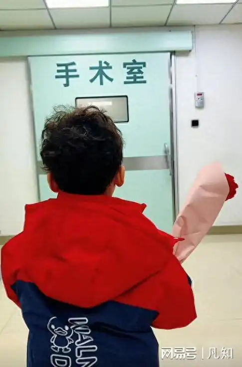 后续3岁男孩手捧鲜花手术室外等妈妈,母亲已去世,父亲遭网暴
