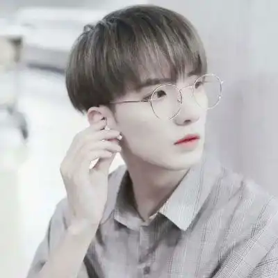 白衬衫简约侧脸男生头像
