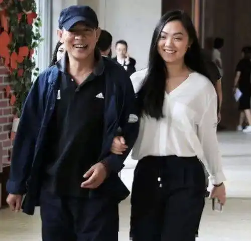 李连杰19岁女儿获邀参加巴黎成人礼,香港网友没邱淑贞女儿漂亮
