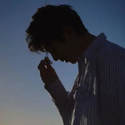 影子头像男高清伤感图片好看的男生背影图片
