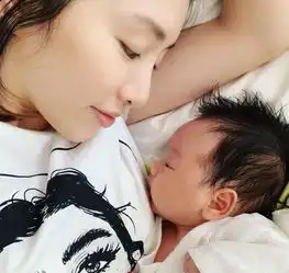产后身材恢复快周捷晒孩子满月照无意暴露自己好身材
