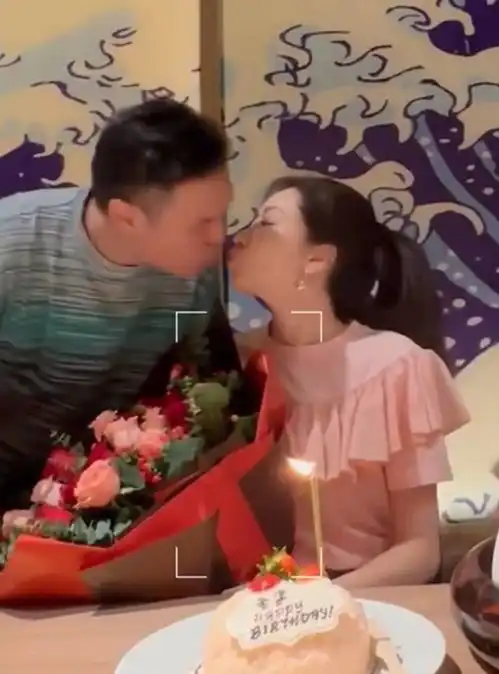 熊黛林晒全家福庆祝生日手捧鲜花与家人亲亲
