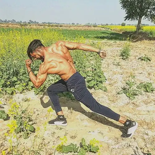 农村小伙在牛棚练成肌肉男,一身霸道肌肉让多少人汗颜
