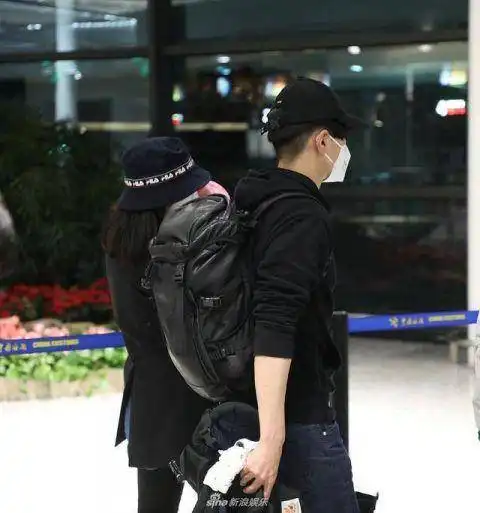 高圆圆抱女儿现身赵又廷一路守护老婆孩子,男人味爆棚
