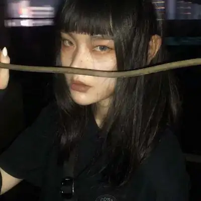 女emo伤感真人黑头像