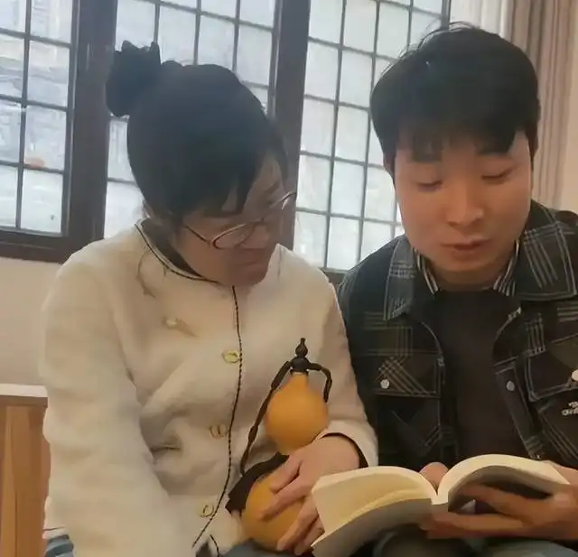 余秀华大胆秀私生活,称将小男友当儿子养,网友丢人现眼
