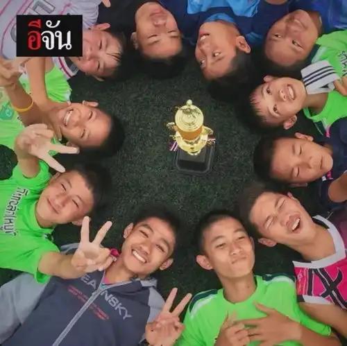 奇迹被困18天,13人少年足球队全部生还一生中最漫长的4公里,让人感动的是
