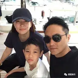 袁咏仪接儿子放学画面好有爱没想到魔童已经长这么大了

