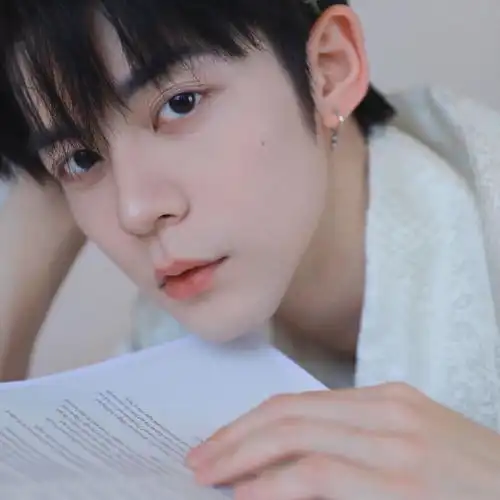有好看的真人男生头像吗
