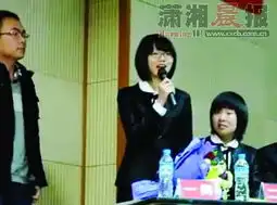 大学辩论赛现场女辩手遇男生捧花求爱组图
