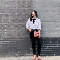 古怪少女周雨彤私服实在惹眼简约大气的穿衣搭配,忍不住要模仿
