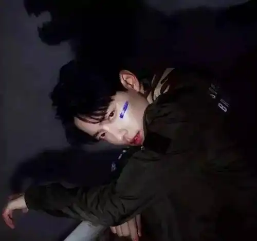 痴爱三年未果,那个傻男孩,转身离开不再傻了
