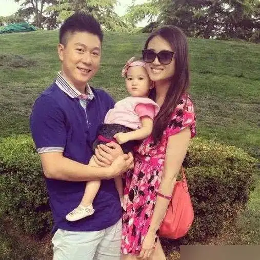 奥莉是资深头箍控兔耳朵呆萌可爱,粉色最适合她
