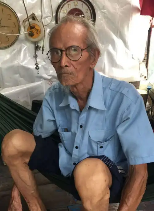 83岁男子与老伴同居40多年未结婚,如今老伴瘫痪仍不离不弃
