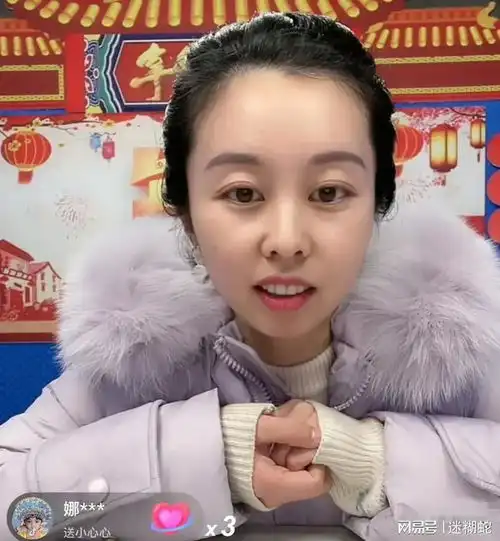 直播间里静静又恢复了自信阳光,笑得很灿烂,整个人好像都发着光
