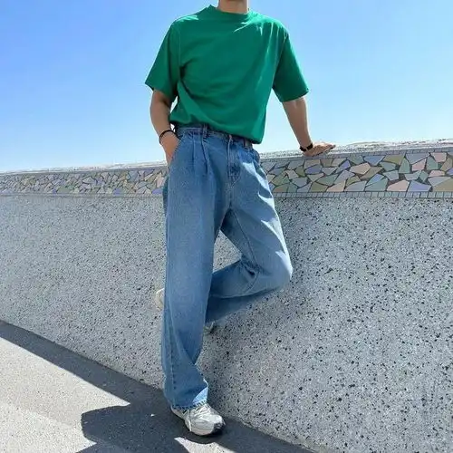 男生t恤牛仔裤的搭配阳光帅气,这3套可以跟着穿
