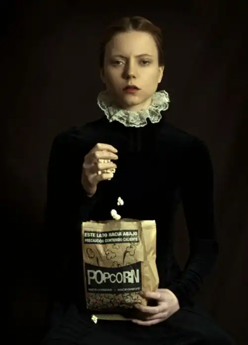 穿越版的文艺复兴,阿根廷摄影师拍下中世纪人们生活在现代的模样
