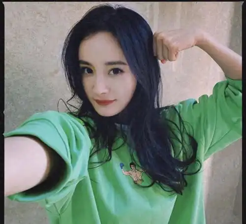 离开杨幂8年了,重心带娃无心工作,多花时间陪女儿也很值得
