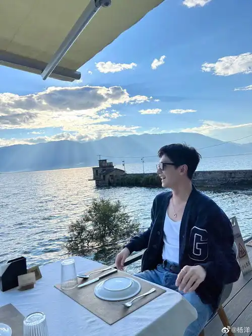 杨洋海边氛围感大片,帅气溢出屏幕啦
