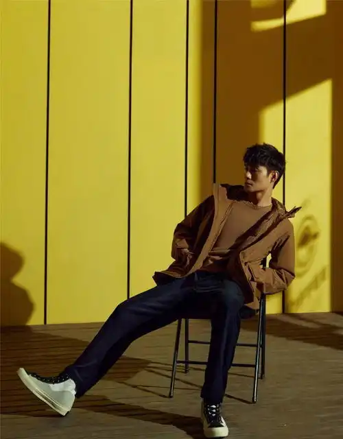 奔四的男人该怎么穿以王凯为例,穿得时髦有范,中年男人多学学
