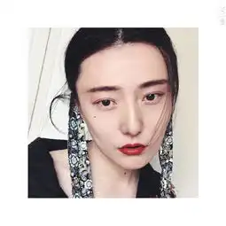曾经艳压范冰冰的男人,出现在张靓颖婚礼上,真人却是
