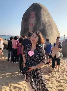 闺蜜俩在三亚,边走边吃,边停边拍照
