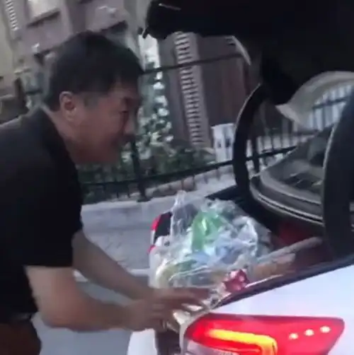 山东一老太捡废品儿子开百万豪车帮运回,家人不支持但理解
