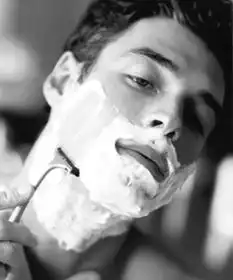 别让胡茬扎到她你应该了解的剃须攻略
