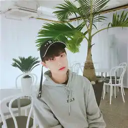 最新版2018男生帅气小清新头像装疯卖傻还不是为了逗你笑
