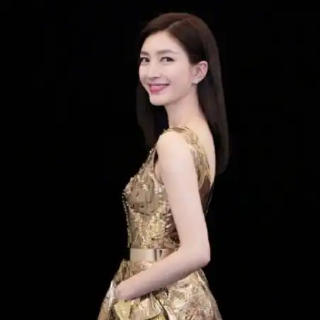 江疏影愿和粉丝合影,为什么却拒绝在合影签名
