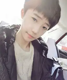 他是谁,,,,
