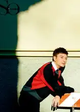 贾乃亮深夜买醉,男友人送回家显落寞
