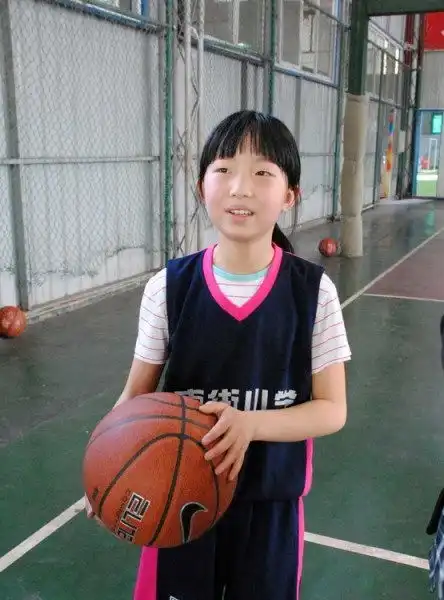 绵阳12岁小萝莉打篮球走红犀利突破打爆同龄男生
