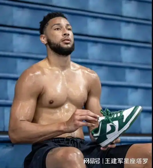 休赛期挥汗如雨本西蒙斯晒训练照
