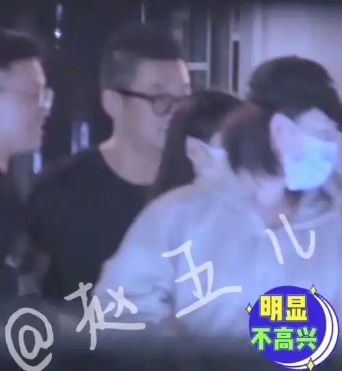女星倪妮醉酒遭男性揩油,深夜从酒吧出来被搂抱,满脸不悦忙离开
