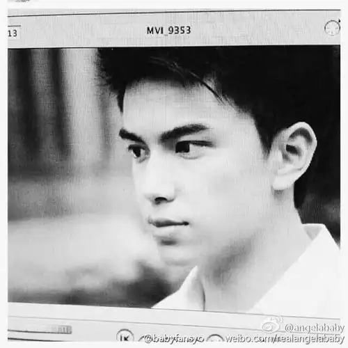 angelababy亲弟弟近照曝光,与美女亲密合影,颜值不输黄晓明
