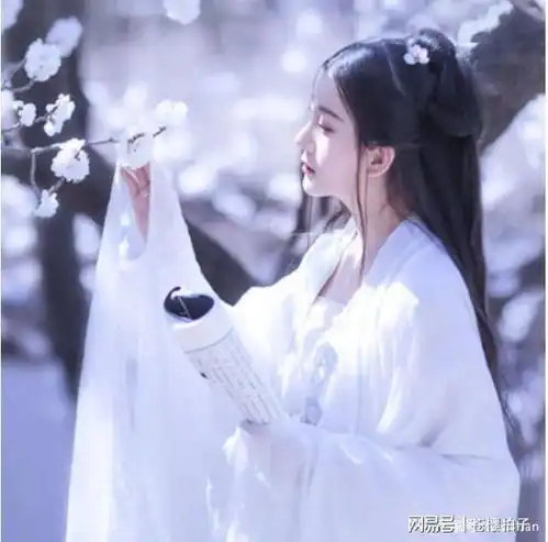 她遭雷劈穿越成农女,快乐种田竟发现有孕,从此农女翻身变王妃
