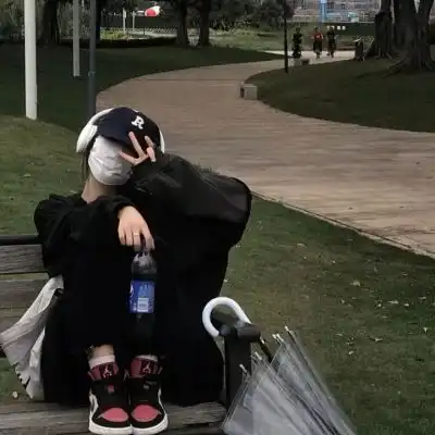 清新绿色森系女生头像真人图片
