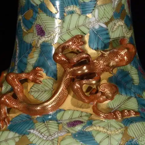 清乾隆金蚕吐丝财源滚滚纹长颈瓶
