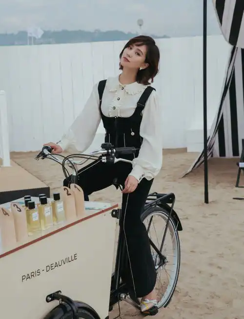 刘诗诗时尚芭莎手绘封面释出,天鹅颈一字肩,骨子里的精致与温柔
