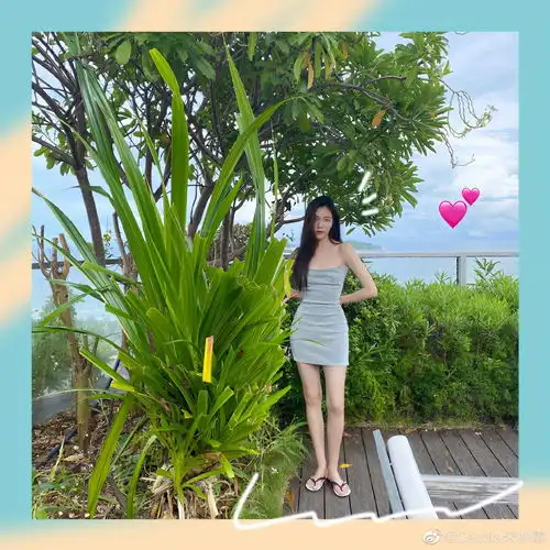 孟美岐为自己庆22岁生日手捧蛋糕鲜花笑容甜
