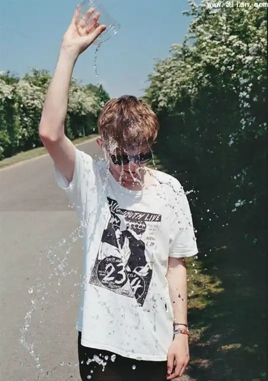 你忙着成为那些惊艳的人,而惊艳的人却忙着成为自己
