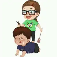 女生欺负男生情侣头像两个人在一起的
