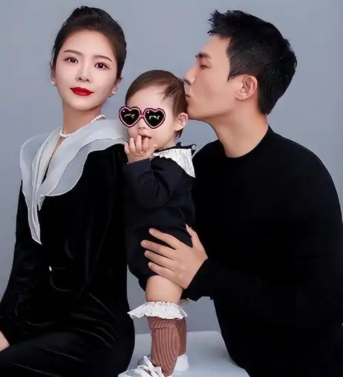 杜淳晒三口合照,甜蜜亲吻女儿,父母这样疼爱孩子才是最好的方式
