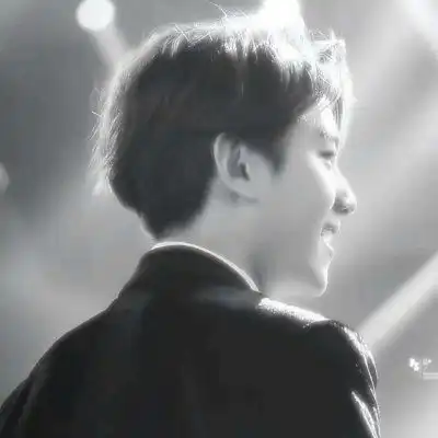 社会男生头像带纹身帅气背影黑白男头
