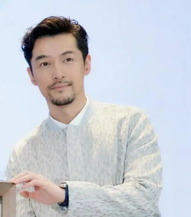 当男星留上胡子,易烊千玺魅力十足,看到鹿晗终于相信他30岁了
