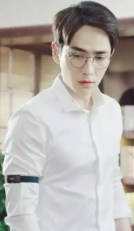 穿白衬衫的男星初恋是王俊凯易烊千玺很禁欲最让人着迷的是他
