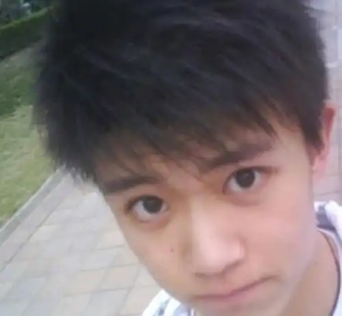 任嘉伦校友曝料高中女生排队来看他,曝出18岁照片后我信了
