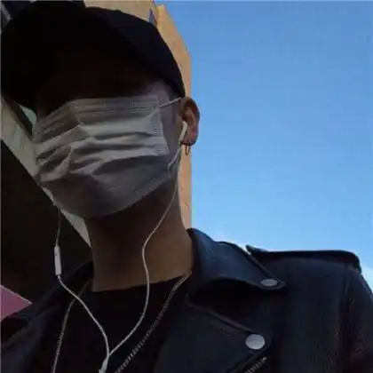 带口罩冷酷的男生头像,戴着口罩不知道是潮流还是范
