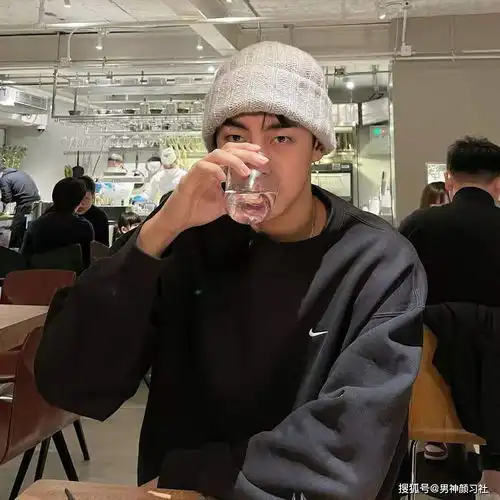 当我打开孙坚的衣柜后,才明白我这么多年单身是有原因的
